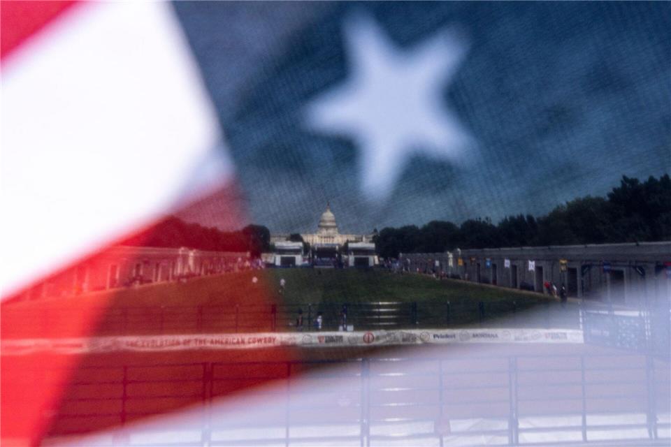 Die „Great American State Fair“ auf der National Mall in Washington ist vor dem Hintergrund einer amerikanischen Flagge zu sehen.Jen Golbeck/AP/dpa