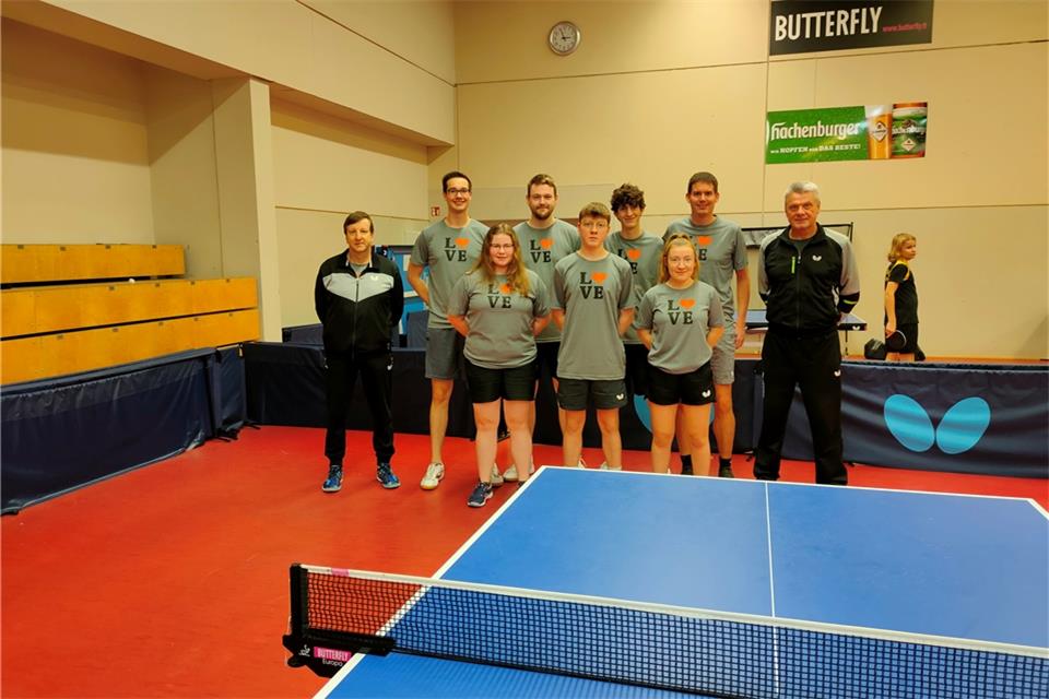 Die Grenzauer Cheftrainer Janos Illi (links) und Anton Stefko (rechts) mit den Borkenern David Riethmann, Nina Raffler, Kai Tomischat (SuS Stadtlohn), Jan-Hendrik Leidner, Lukas Riegel (TTC Augsburg), Anika Leidner und Michael Kuth (von links).