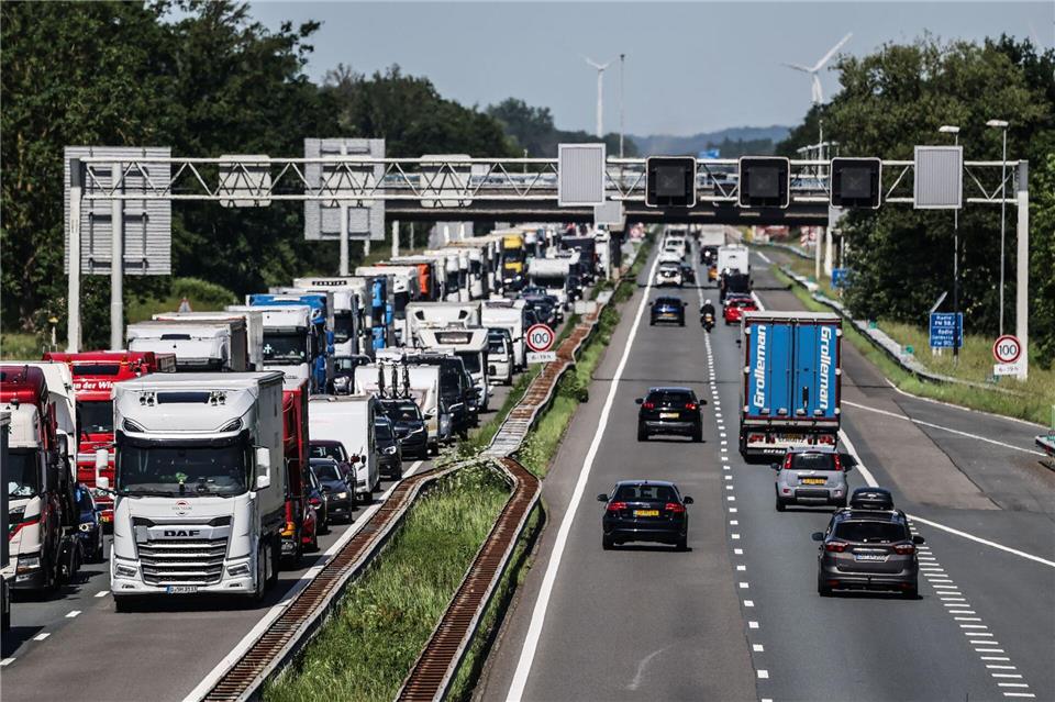 Die Grenzkontrollen bei Elten an der A3/A12 führen auf niederländischer Seite oft zu kilometerlangen Staus. Oliver Berg/dpa