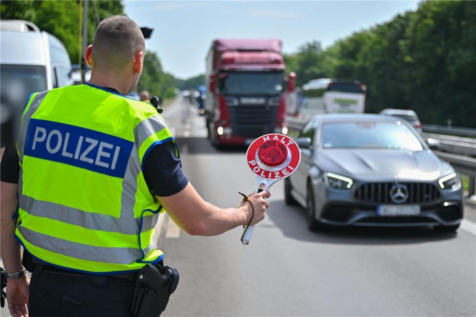 Die Grenzkontrollen zwischen Deutschland und Polen auf der A12 sorgen für Staus. Gegen Ende Jahres soll eine neue Verkehrsführung Entlastung bringen. (Archivbild)Patrick Pleul/dpa