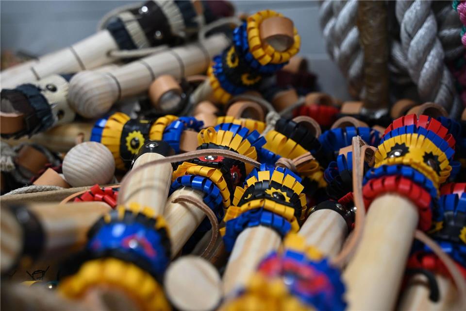 Die Griffe, sogenannte Karbatschen-Stile, sind kunstvoll verziert.Katharina Kausche/dpa