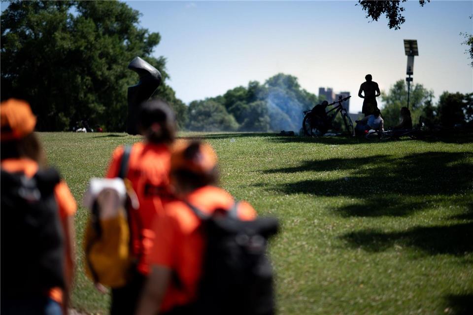Die Grill-Scouts sind an den Wochenenden in Köln unterwegs. (Archivbild)Fabian Strauch/dpa