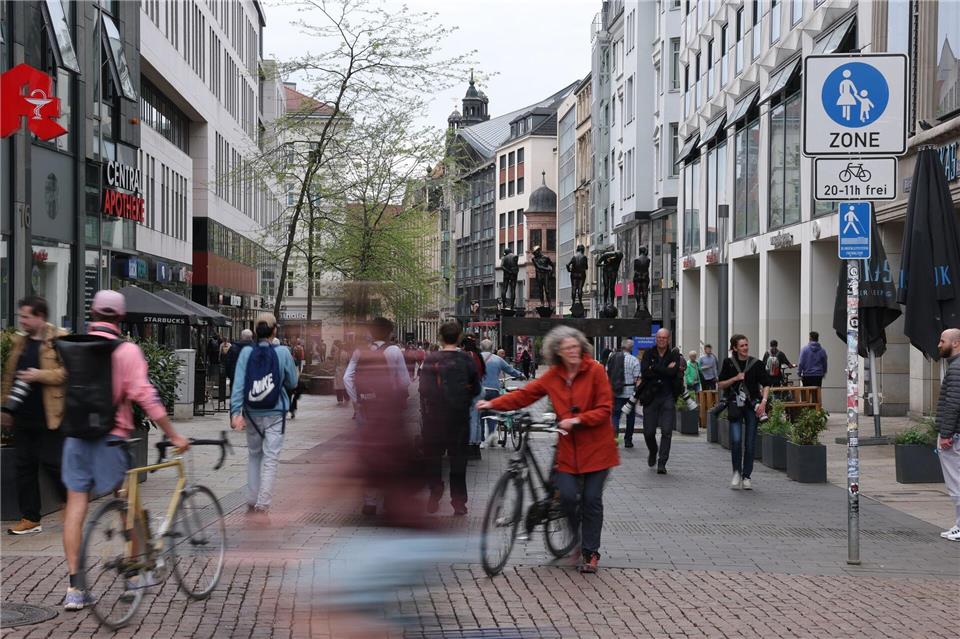 Die Grimmaische Straße in der Leipziger Innenstadt ist nach der Amokfahrt wieder für Passanten freigegeben.  Jan Woitas/dpa