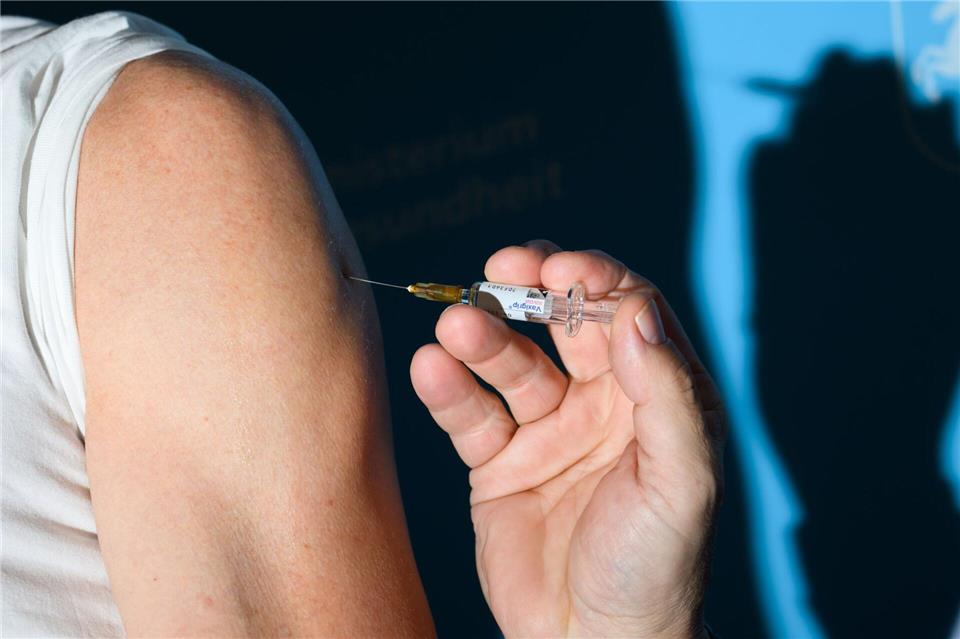 Die Grippe-Saison ist im Anmarsch. Mit Impfungen sollte nicht länger gewartet werden, so die Gesundheitsbehörden. (Archivbild)Julian Stratenschulte/dpa