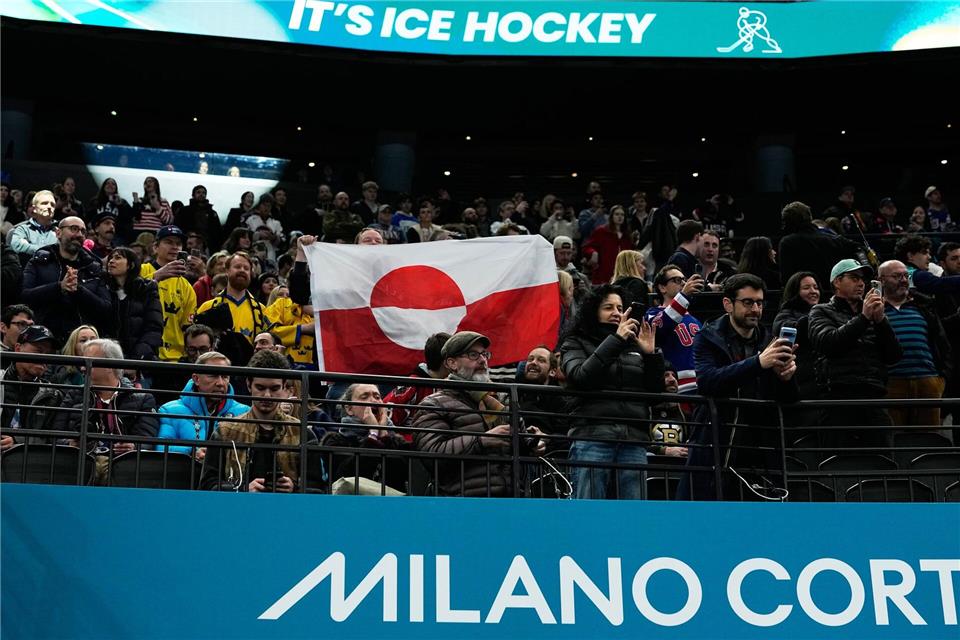 Die Grönland-Flagge auf der Tribüne beim Eishockey.Petr David Josek/AP/dpa
