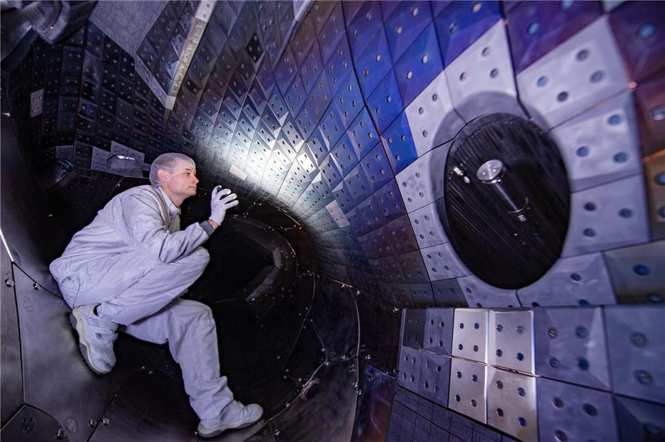 Die Großforschungsanlage Wendelstein 7-X in Greifswald spielt eine wichtige Rolle bei der Forschung an Kernfusion als mögliche Energiequelle. (Archivbild)Stefan Sauer/dpa