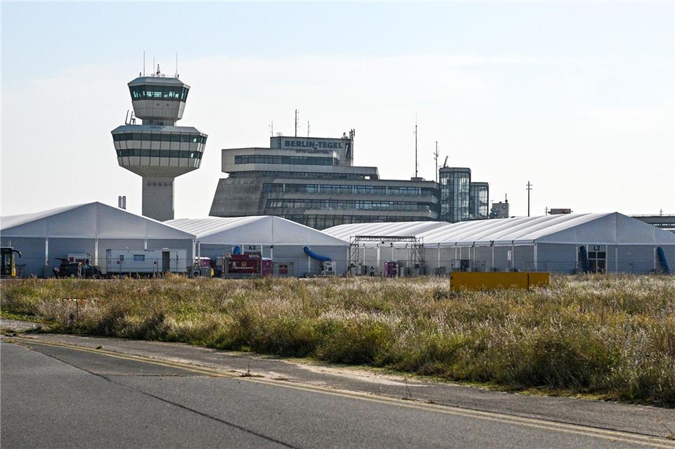 Flüchtlingsunterkunft Tegel: Menschen ziehen für Umbau aus Die Großunterkunft für geflüchtete Menschen in Tegel existiert seit 2022. (Archivbild) Jens Kalaene/dpa