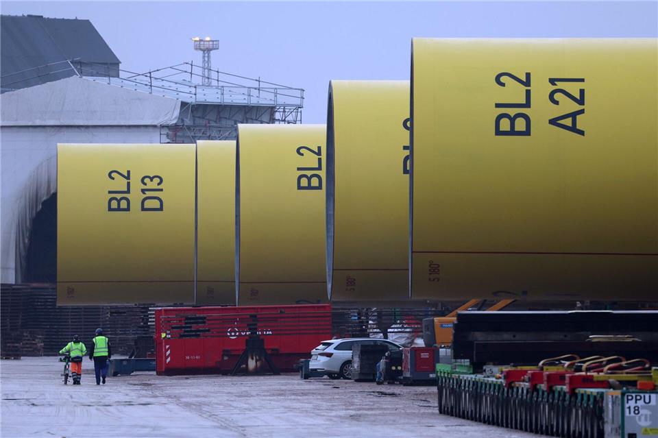 Die Gründungspfähle für Offshore-Windturbinen - sogenannte Monopiles - der Firma EEW SPD werden immer größer. Bernd Wüstneck/dpa