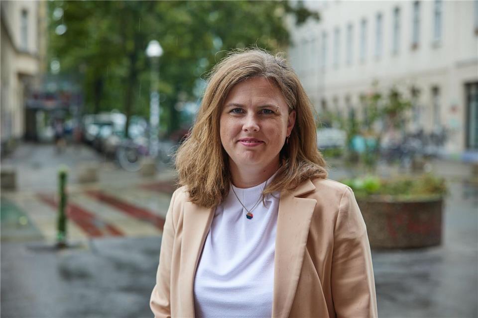 Herrmann wirft Merz „rassistische Stereotypen“ vor  Die Grüne Clara Herrmann ist seit 2021 Bezirksbürgermeisterin im Berliner Bezirk Friedrichshain-Kreuzberg. (Archivild)Joerg Carstensen/dpa