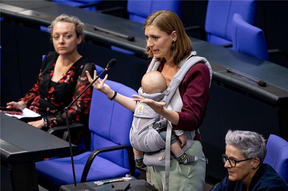 Die Grünen-Abgeordnete Hanna Steinmüller hat ihr Kind bereits in der Vergangenheit mit in den Bundestag genommen - nun nahm sie es erstmals mit ans Rednerpult. (Archivbild)Fabian Sommer/dpa