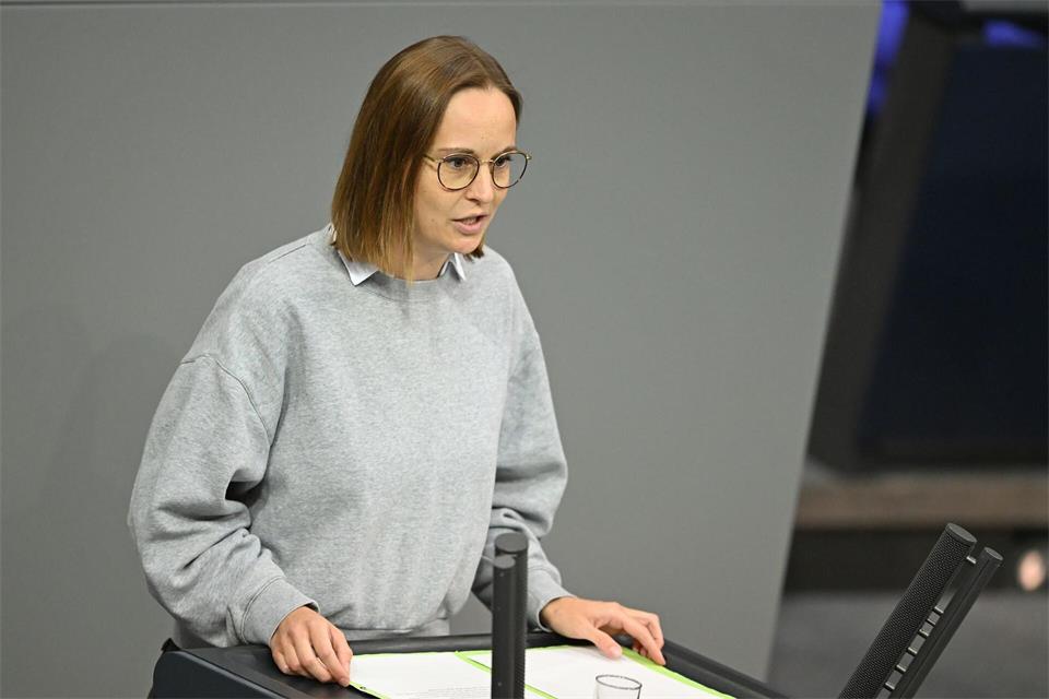 Die Grünen-Bundestagsabgeordnete Lena Gumnior sieht in illegalem Glücksspiel eine große Gefahr.Michael Brandt/dpa