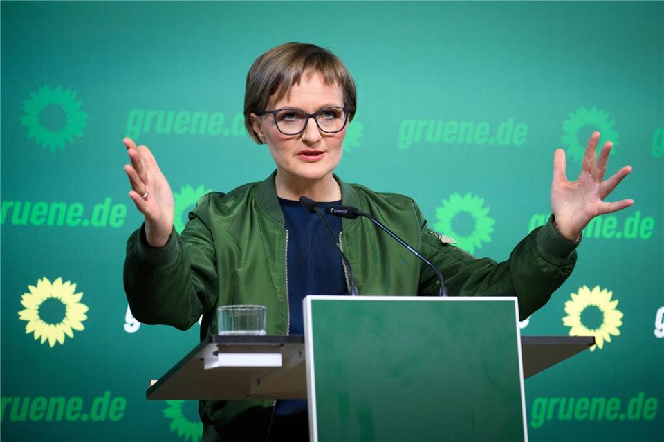 Die Grünen-Bundesvorsitzende Franziska Brantner fordert die Bundesregierung in Stralsund auf, die Offshore-Windkrafterzeugung nicht zu bremsen. (Archivbild)Bernd von Jutrczenka/dpa