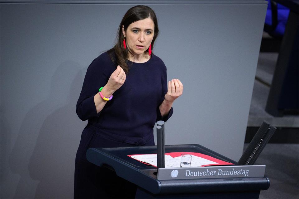 Die Grünen-Finanzpolitikerin Katharina Beck kritisiert den Stellenabbau. (Archivbild)Bernd von Jutrczenka/dpa