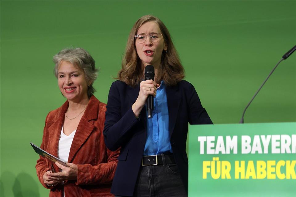Grünen-Landesvorsitzende in Bayern wollen weitermachen Die Grünen-Landesvorsitzenden Gisela Sengl (l) und Eva Lettenbauer (r) im vergangenen Dezember. Beide wollen im Oktober noch einmal kandieren. (Archivbild)Karl-Josef Hildenbrand/dpa