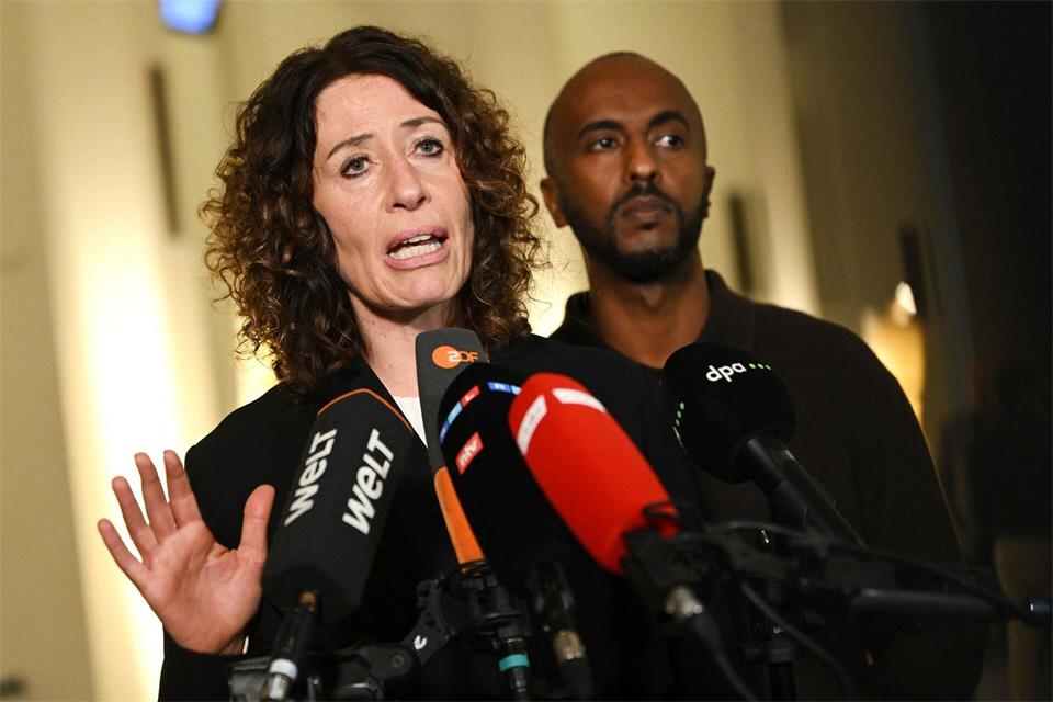 Die Grünen-Politiker Bettina Jarasch (l.) und Philmon Ghirmai äußerten sich vor Journalisten zur Causa Eralp. Britta Pedersen/dpa