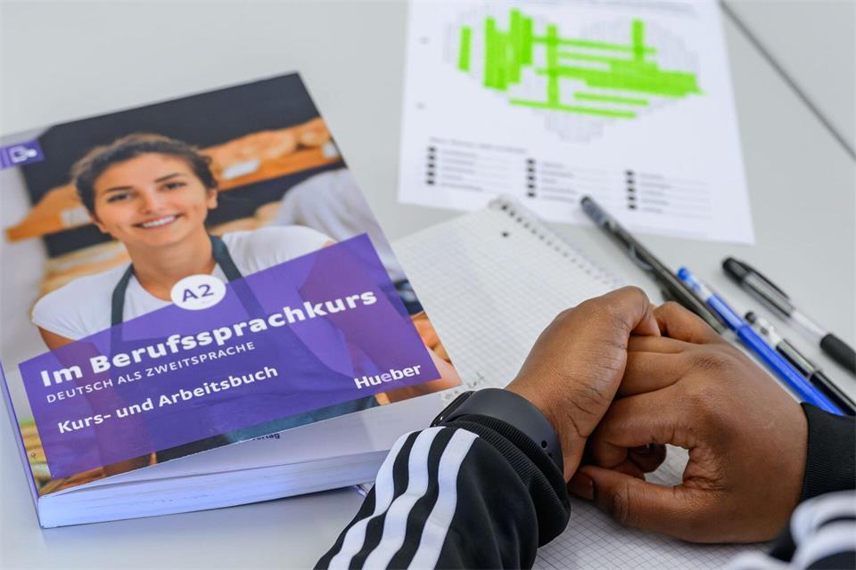 Die Grünen fordern Bleibeperspektiven für gut integrierte Menschen, die arbeiten und mit einer Duldung in Deutschland leben. (Symbolbild)Patrick Pleul/dpa