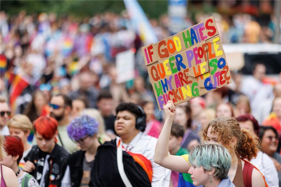 Die Grünen fordern endlich einen queeren Aktionsplan für Bayern. (Archivbild)Daniel Karmann/dpa