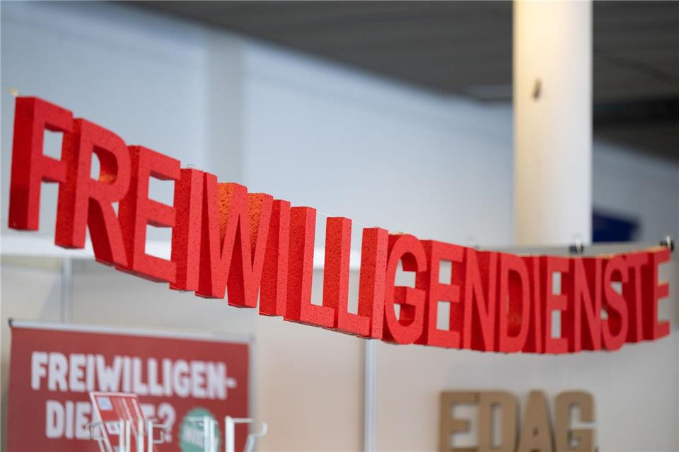 Die Grünen im Sächsischen Landtag wollen die Bedingungen für Freiwilligendienste im Freistaat verbessern. (Symbolbild)Sebastian Kahnert/dpa