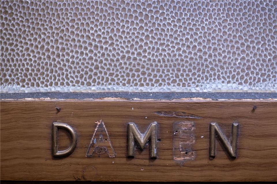 Die Grünen im bayerischen Landtag wollen Geschlechtergerechtigkeit auf der Toilette schaffen - lange Warteschlangen bei den Damen sollen bekämpft werden. (Symbolbild)Jens Büttner/dpa-Zentralbild/dpa