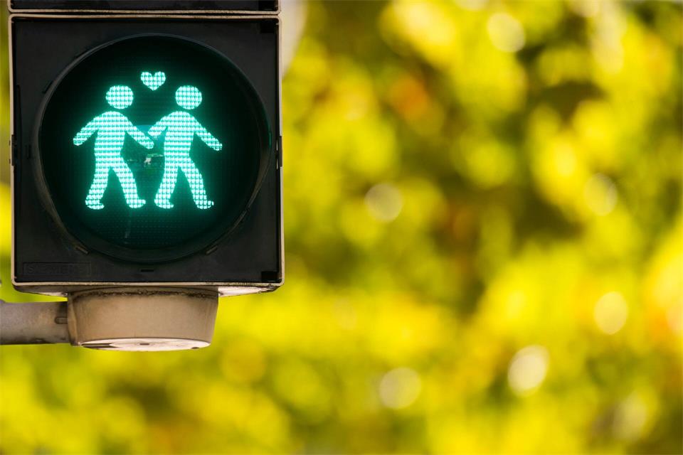Die Grünen in Elmshorn wollen mit vielfältigen Ampelpaaren für mehr Sichtbarkeit sorgen. Doch der vermeintlich kleine Antrag löste eine große Welle der Empörung aus. (Symbolbild)Julian Stratenschulte/dpa