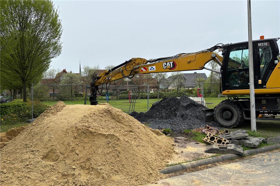 Die Grünfläche neben der Thesingbachhalle wird aktuell als Baulager genutzt.