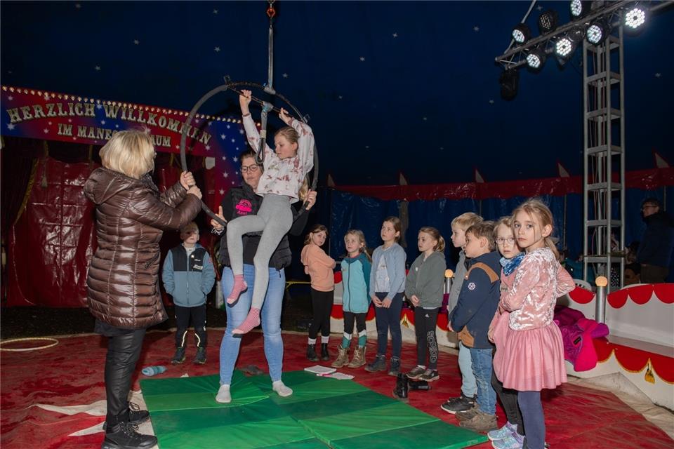 Die Grundschüler bereiten sich unter Anleitung auf ihre Darbietungen und Kunststücke in der Manege vor.Middeke