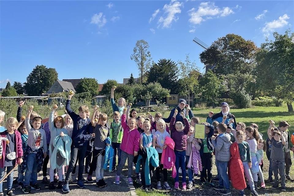 Die Grundschüler der Klassen 1a und b der Silvesterschule haben die Babywiese an der Erler Mühle besucht.