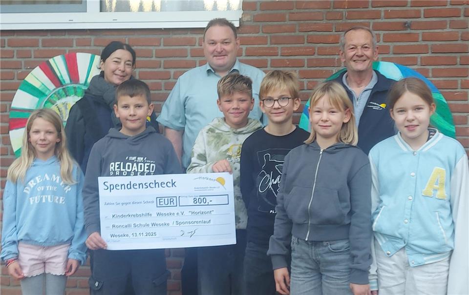 Die Grundschüler haben ihre Spende an den Verein Horizont übergeben.