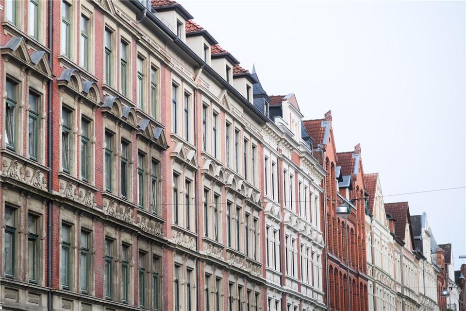 Die Grundsteuer können Eigentümer über die Nebenkostenabrechnung an Mieter weitergeben. Für viele Haushalte wird Wohnen dadurch teurer. (Archivbild)Julian Stratenschulte/dpa