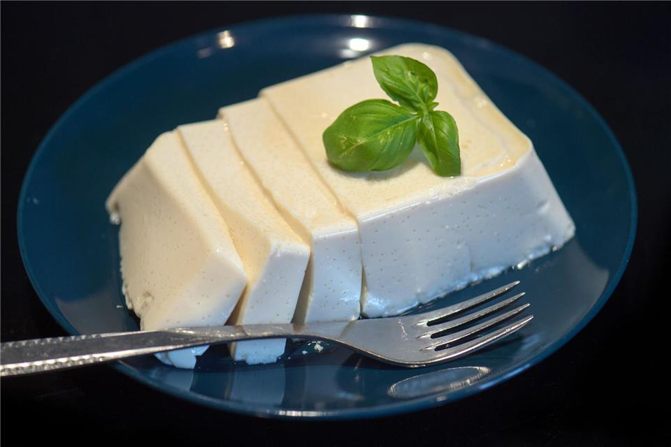 Die Grundzutat für Tofu ist die Sojabohne. (Symbolbild)picture alliance / Arno Burgi/dpa-Zentralbild/ZB