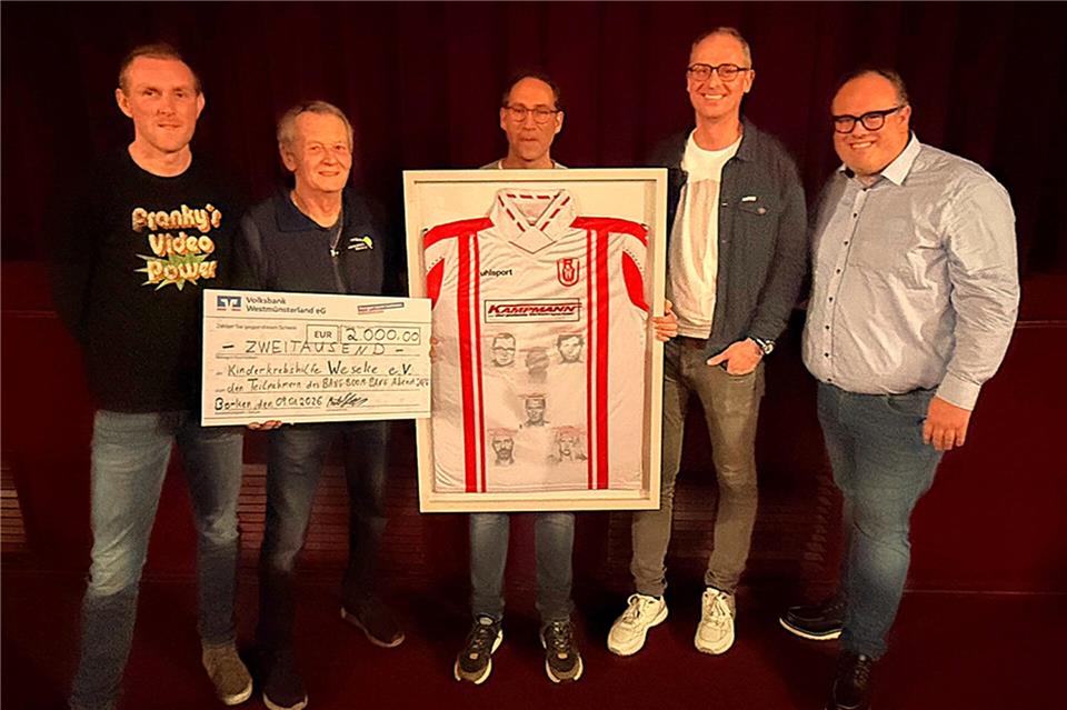 Die Gruppe „Borkener Jungs“ hat bei einem Kinoevent mehr als 4000 Euro eingenommen und den Erlös gespendet. Das Orgateam um Martin Triphaus (l.), Thomas Künstler (M.), Ralf Fortmann (2.v.r.) und Patrick Otte übergab den Spendenscheck an Burkhard Mudrack (2.v.l.) von der Kinderkrebshilfe Weseke.