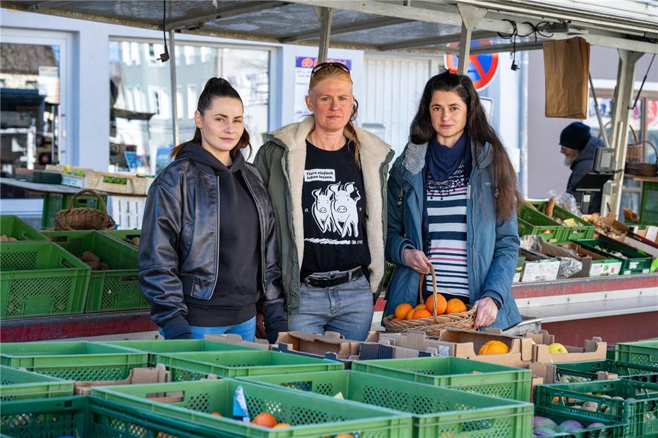 Die Gruppe „Vegan in Viechtach“, zu der Nadine Döring, Birgit Becker und Vera Gögele (l-r) gehören, ist gegen das Schweine-Wettgrillen. (Archivfoto)Armin Weigel/dpa