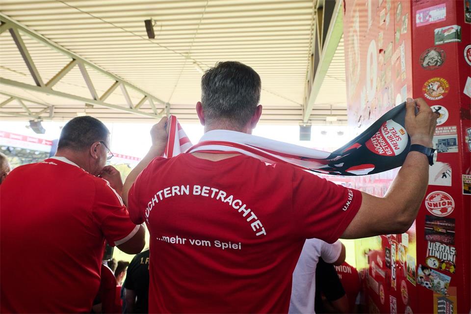 Die Gruppe zeigt im Stadion Präsenz.Annette Riedl/dpa