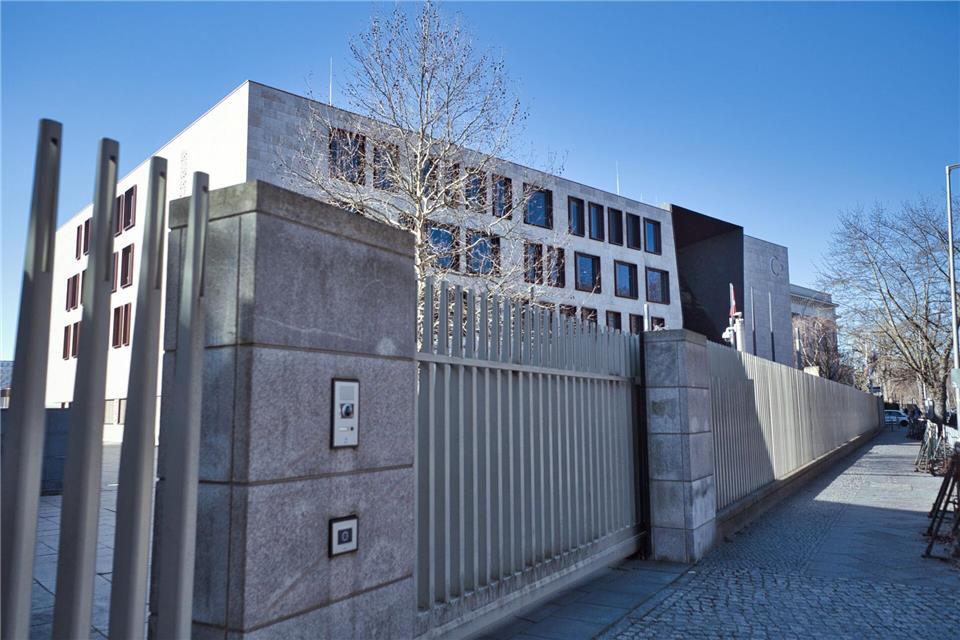 Die Gruppe zündete auch mehrere Rauchbomben vor dem Gebäude. (Symbolbild)Paul Zinken/dpa