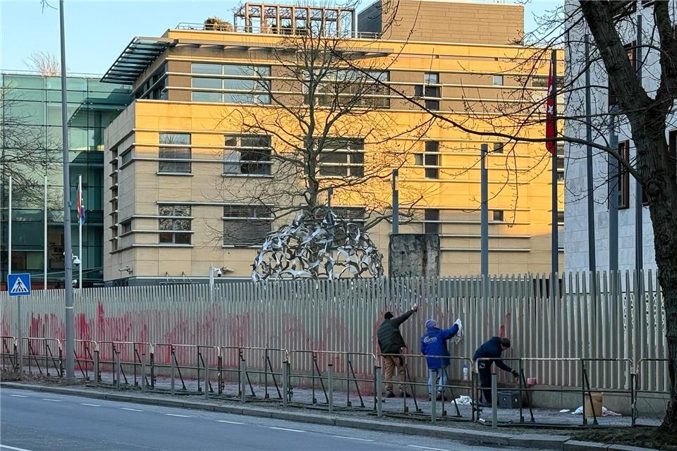 Die Gruppe zündete auch mehrere Rauchbomben vor dem Gebäude, Arbeiter reinigen den Zaun der Botschaft der Türkei nun.Süleyman Artıışık/dpa