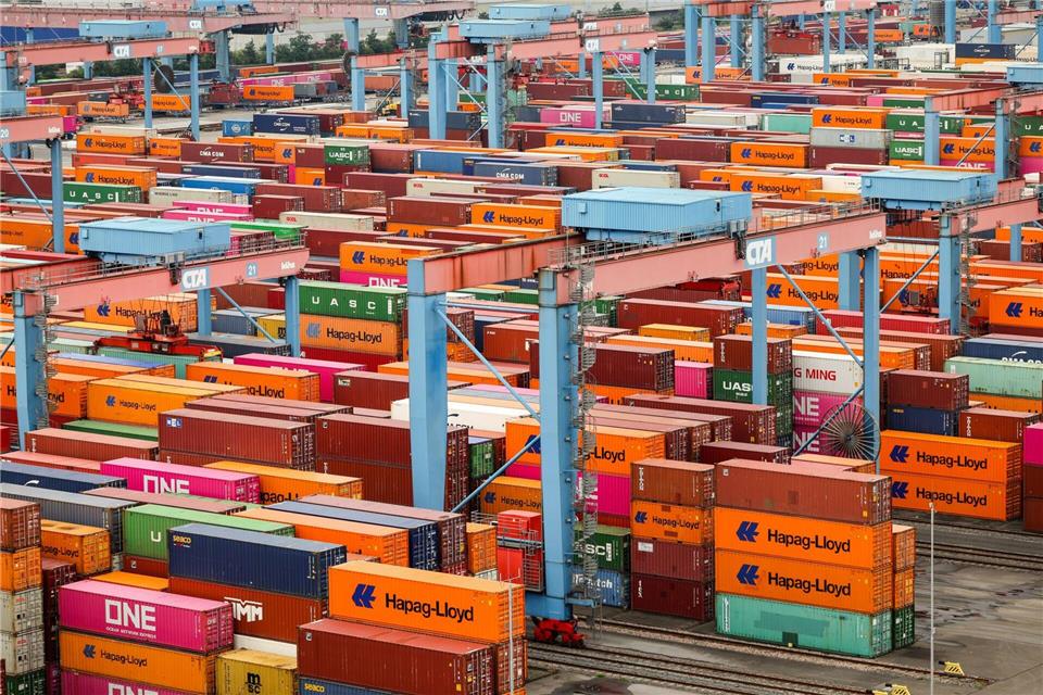 Die HHLA betreibt das Containerterminal Altenwerder im Hamburger Hafen. (Archivbild) Christian Charisius/dpa