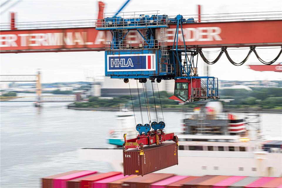 Die HHLA betreibt drei Containerterminals im Hamburger Hafen. (Archivbild.)Daniel Reinhardt/dpa