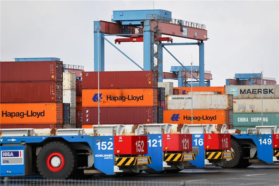 Die HHLA betreibt in Hamburg drei Containerterminals. (Archivbild) Christian Charisius/dpa