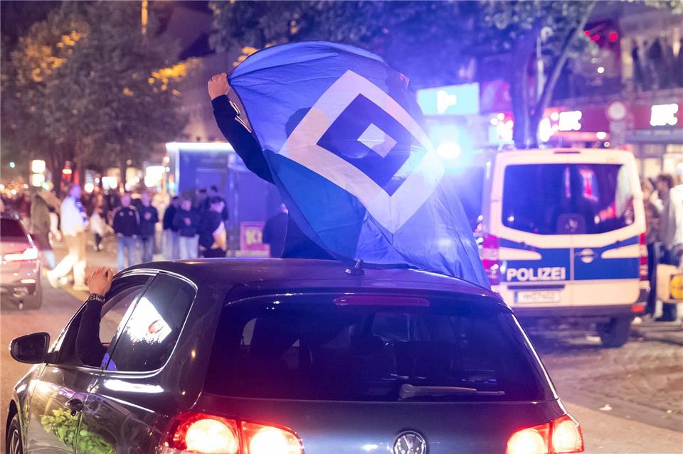 Die HSV-Fans feierten den Aufstieg ausgiebig auf der Reeperbahn.Bodo Marks/dpa