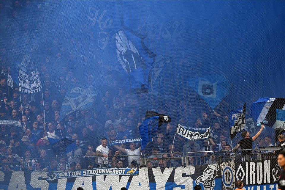 Die HSV-Fans in Leverkusen.Federico Gambarini/dpa