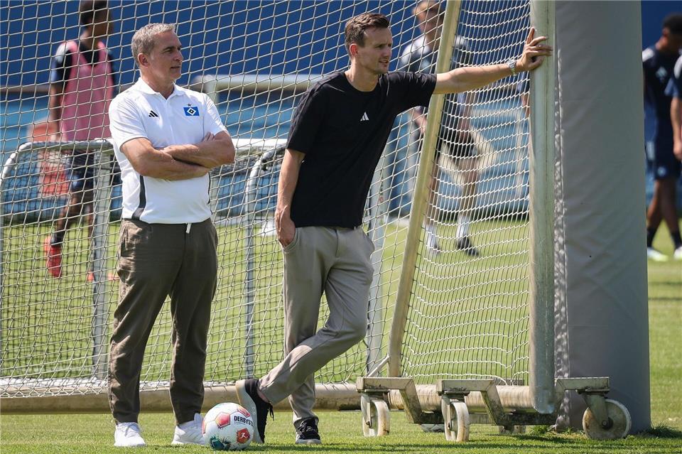 Die HSV-Macher arbeiten weiter zusammen: Sportdirektor Claus Costa (r) und Sportvorstand Stefan Kuntz.Christian Charisius/dpa