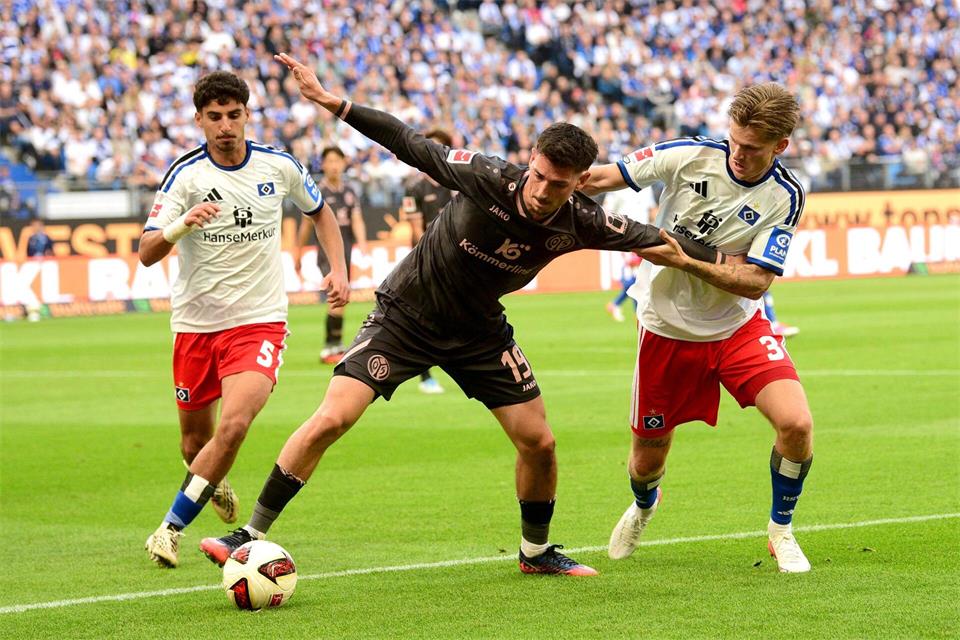 Die HSV-Spieler hatten meist das Nachsehen gegen die Mainzer Gäste.Daniel Bockwoldt/dpa