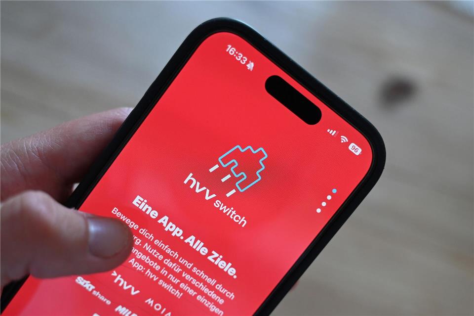 Die HVV-Switch-App wurde von der Hamburger Hochbahn entwickelt und wurde mehr als eine Million Mal heruntergeladen. (Archivbild)David Hammersen/dpa
