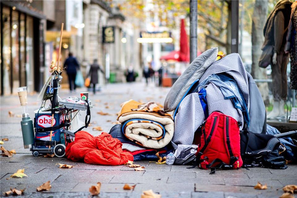 Die Habseligkeiten eines Obdachlosen liegen auf einem Bürgersteig in der Innenstadt Hannovers. Nicht nur kalte Winter sind für wohnungslose Menschen eine Gefahr, sondern auch heiße Sommer. (Archivbild)Hauke-Christian Dittrich/dpa