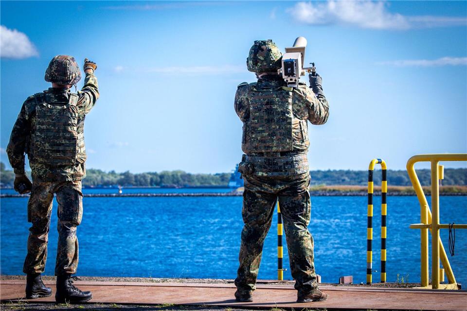 Die Häfen sind jeden Tag Angriffen ausgesetzt. (Archivbild)Jens Büttner/dpa