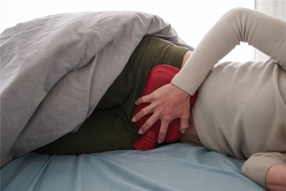 Die Hälfte der Betroffenen hat erste Symptome vor dem 20. Lebensjahr. (Symbolbild)Annette Riedl/dpa