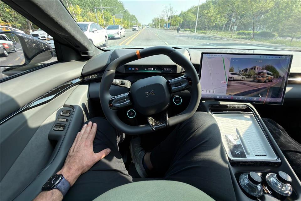 Die Hände in den Schoß legen: Mit Fahrassistenz-Systemen wie im XPeng P7 ist das möglich.XPeng Motors/dpa-tmn