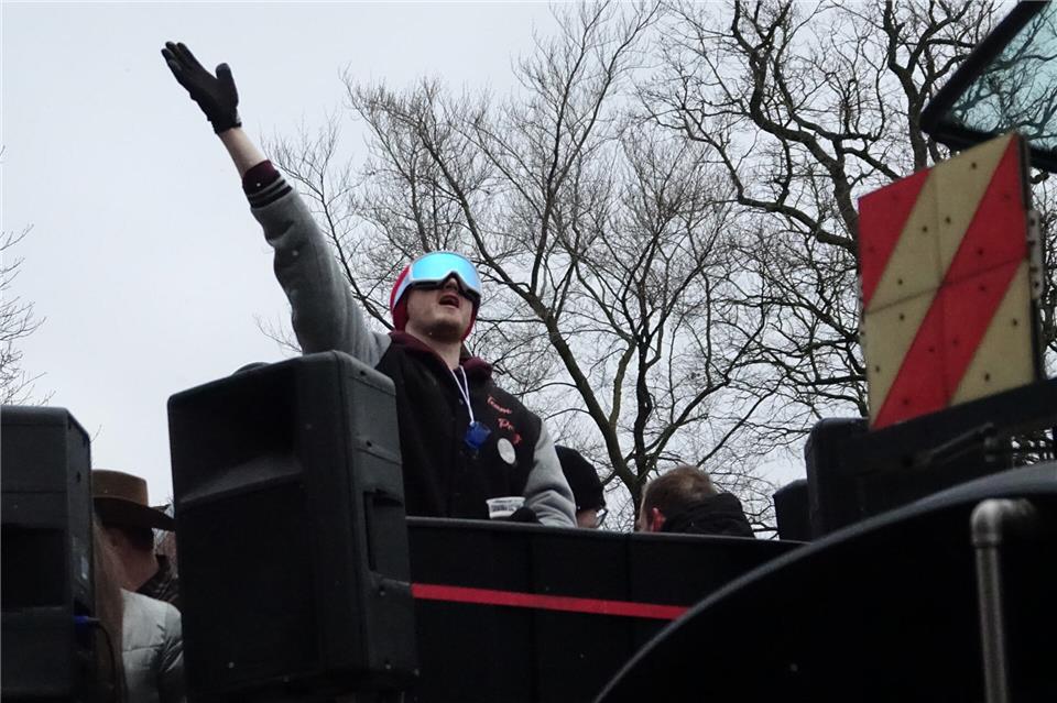 Die Hände zum Himmel: Gute Stimmung herrschte beim Karnevalsumzug durch Groß Reken.