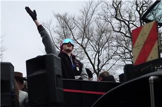 Die Hände zum Himmel: Gute Stimmung herrschte beim Karnevalsumzug durch Groß Reken.