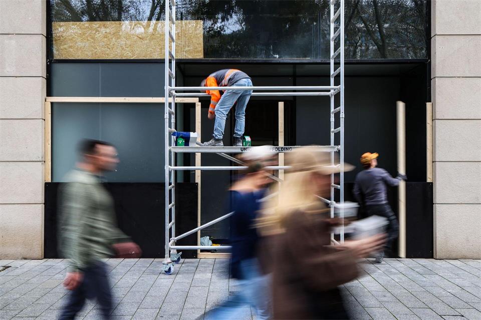 Die Händler auf der Düsseldorfer Königsallee schützen ihr Eigentum aus Angst vor Ausschreitungen.Christoph Reichwein/dpa